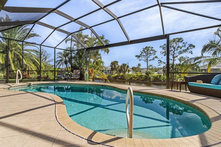 House with private pool & barbecue | Water view — photo 3