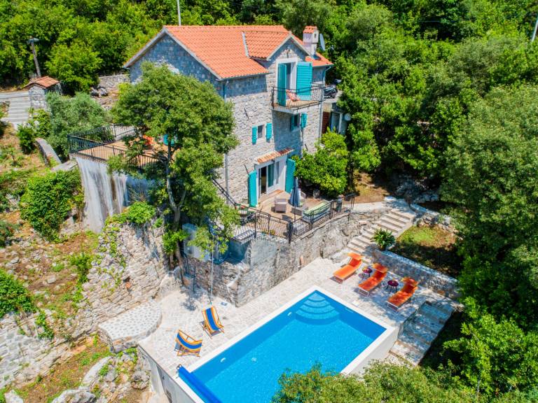 Serene Villa in Milovići with Private Pool and Breathtaking Mountain Views — photo 3