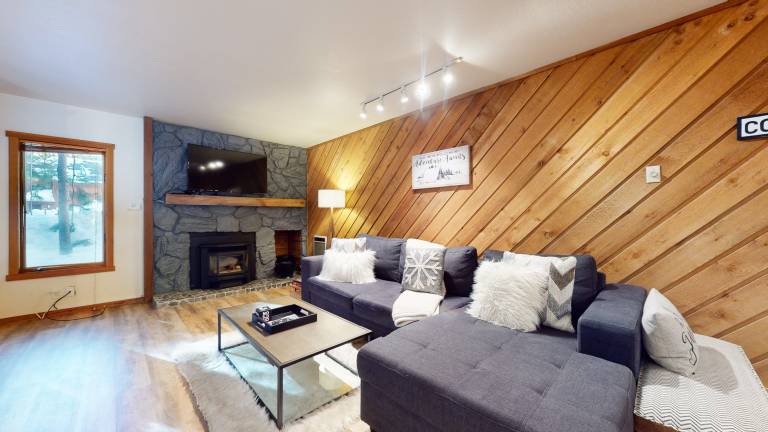 Condo with hot tub, sauna & BBQ in Mammoth Lakes, CA
