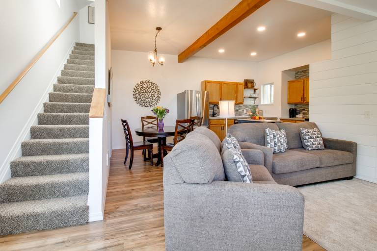 1 Mi to Dtwn Coos Bay: Sleek Apt w/ Deck & Views! — photo 5