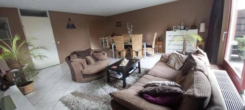 spacious room with free parking