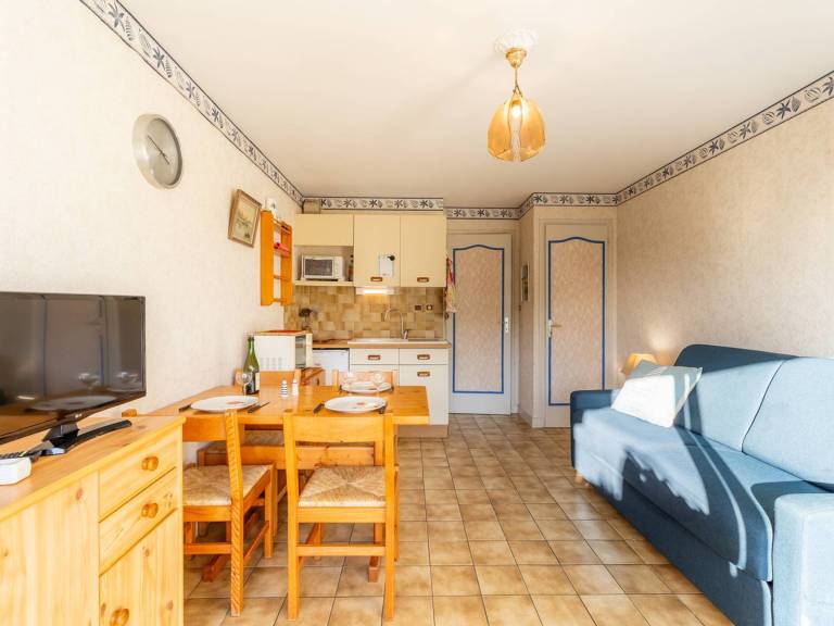 Cozy Studio with Private Garden, 50m from Beach, Parking Included — photo 4