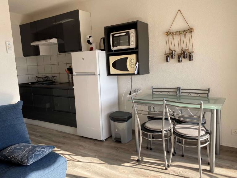 Cozy T1 Apartment with WiFi, AC, and Balcony - Near Thermal Baths and Shops — photo 4