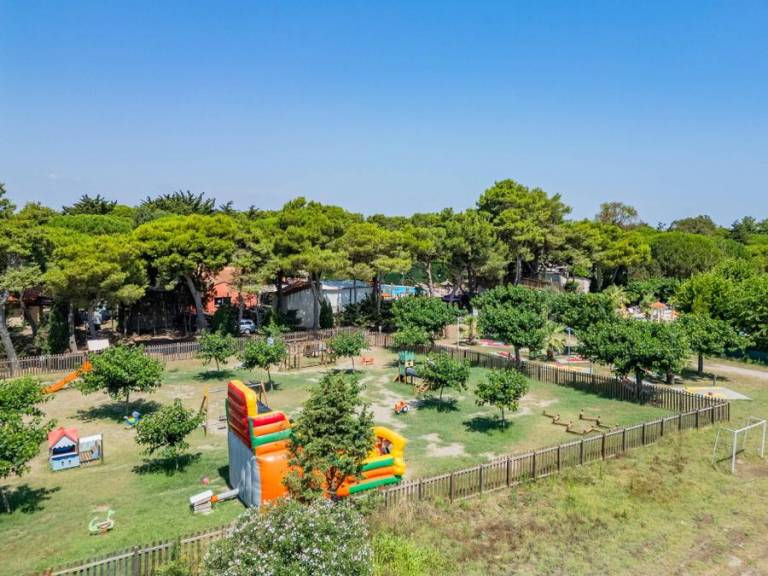Family-oriented mobile home with heated pool & patio | Dogs allowed — photo 3