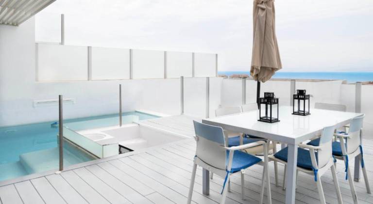Vacation home with grill, terrace & private pool — photo 4