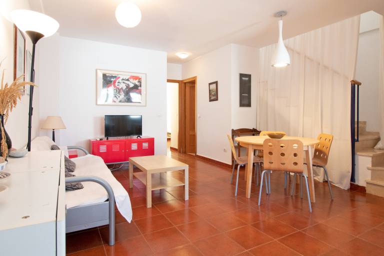 Holiday apartment with pool, garden & patio — photo 2