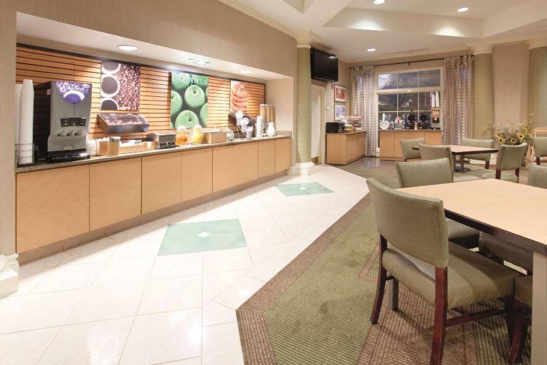 La Quinta Inn & Suites by Wyndham Albuquerque West — photo 4