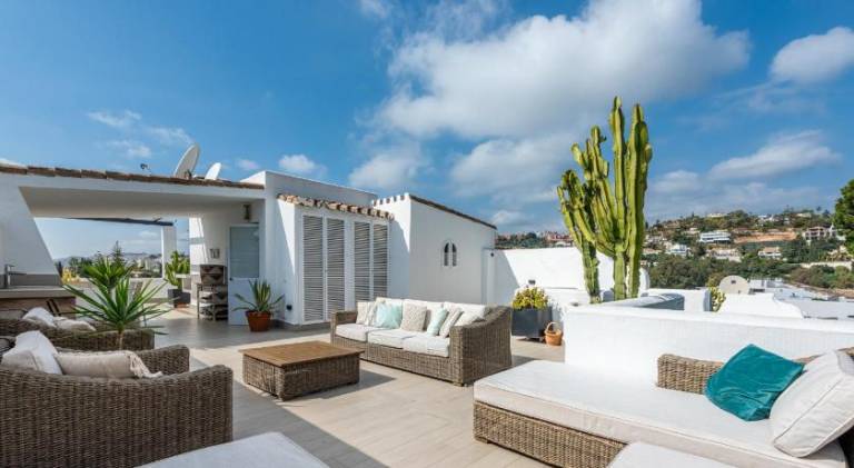 Apartment with pool, BBQ & patio | Perfect for remote work in Benahavis
