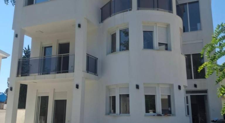 Apartment with patio, barbeque & yard — photo 3