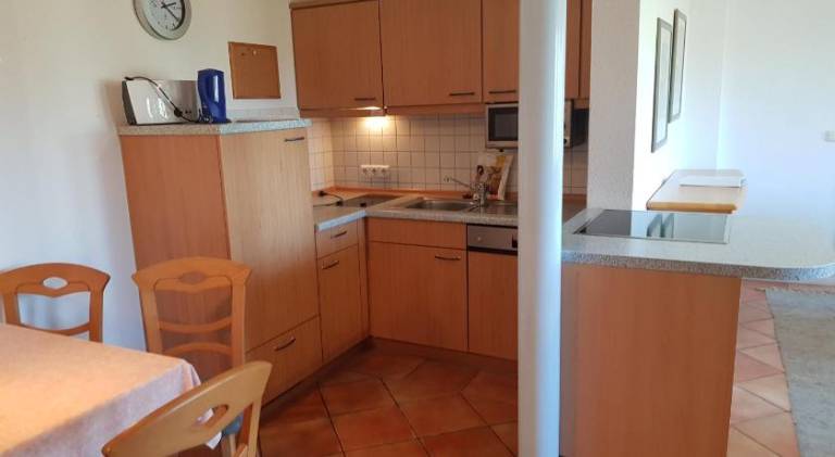 Serviced apartment with yard — photo 2