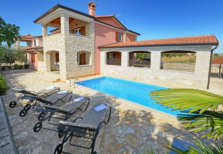 Villa with garden, patio & private pool in Tar-Vabriga