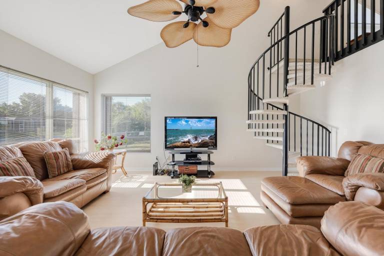 Family-friendly charming house with yard, grill & private pool | Dogs allowed — photo 5