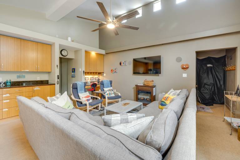 House w/ Hot Tub & Deck - Walk to Seaside Beach! — photo 5