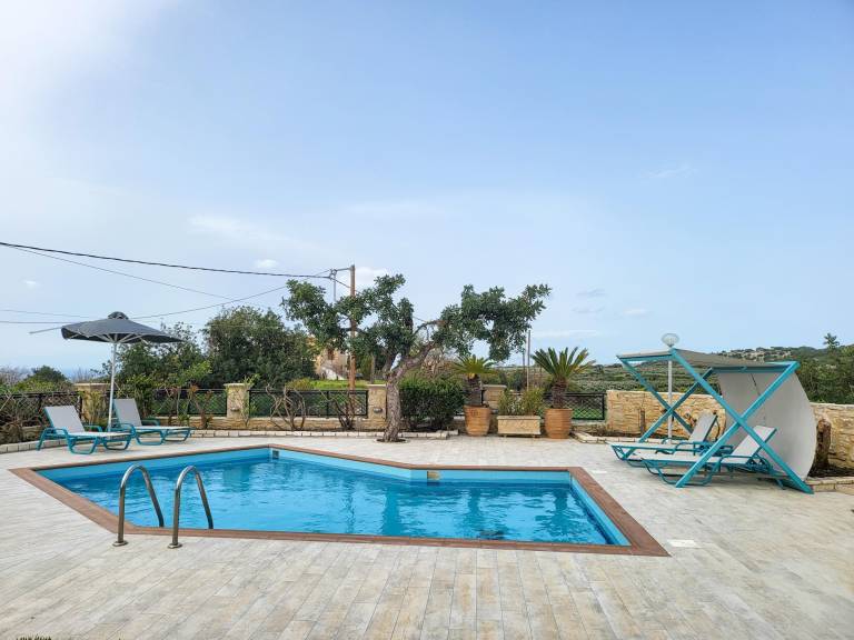 Villa with BBQ, pool & garden in Rethymno