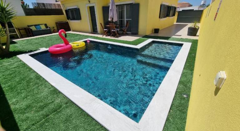 Vacation home with pool — photo 2