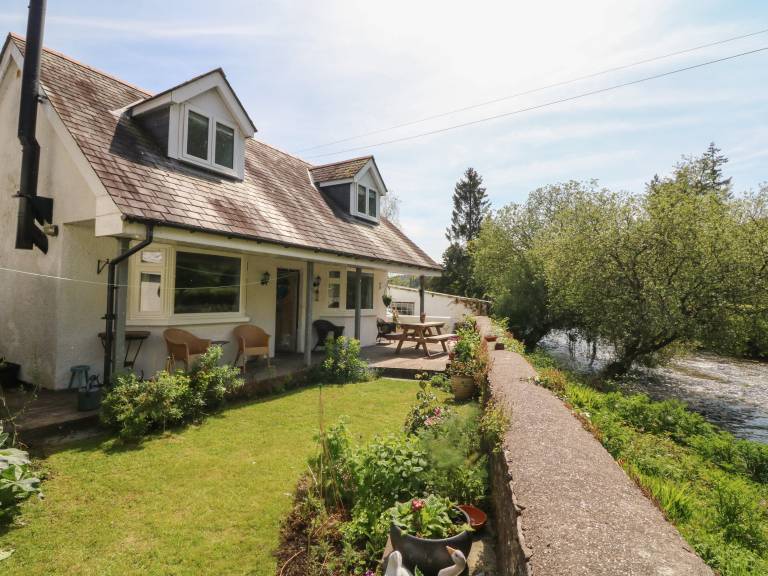 Cottage with garden — photo 2