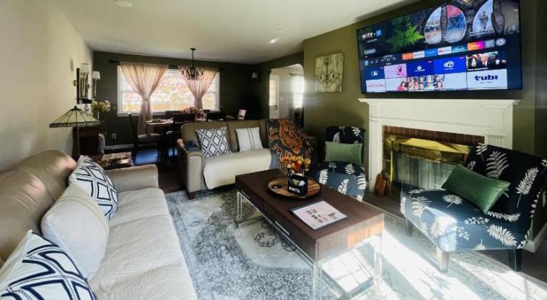 Private Estate, Walk to Princeton Downtown, 3-Bedrooms 2-Bath with Free Parking — photo 2