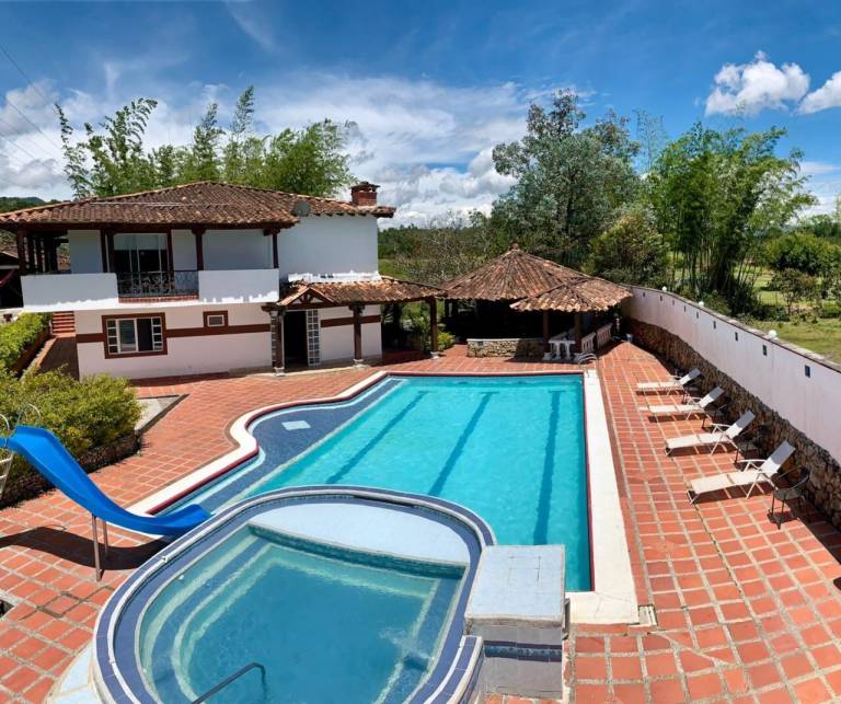 Villa with yard, BBQ & pool | Suitable for remote work in Guatapé