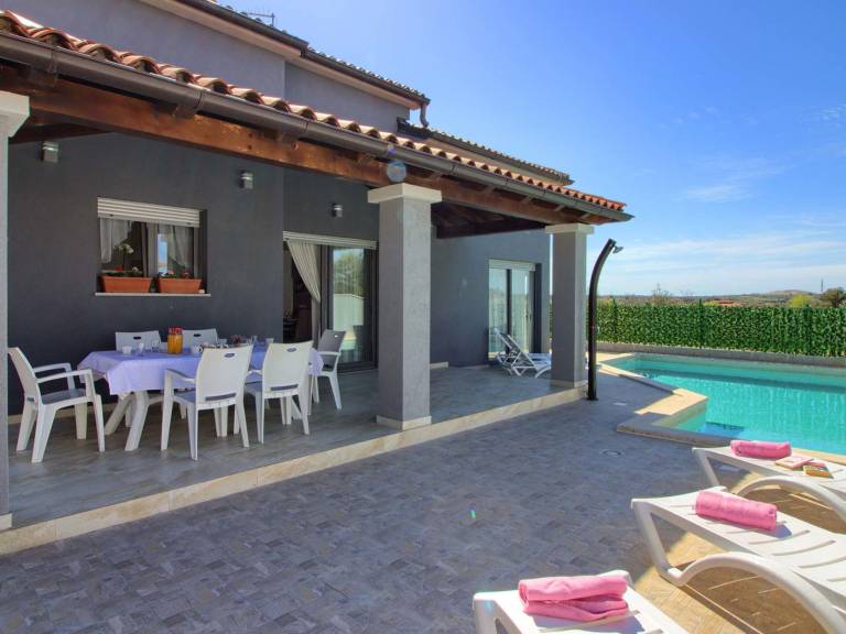 Ample house with yard, private pool & barbeque | Pets allowed — photo 2