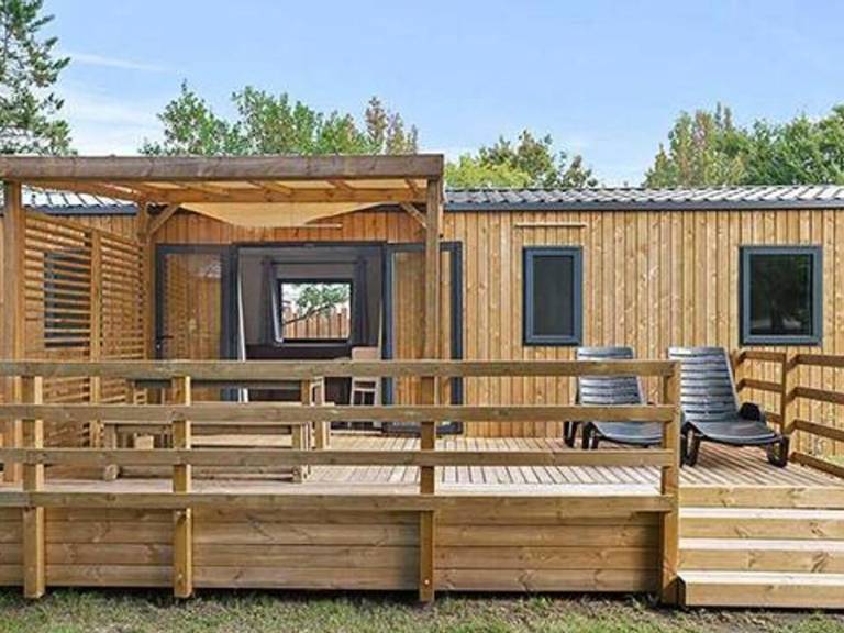 Mobile home with pool & patio — photo 4