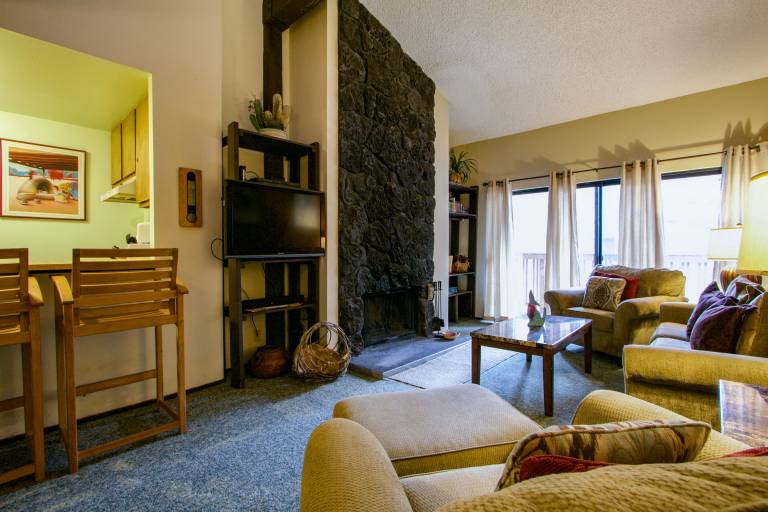 Beautiful condo with hot tub, sauna & pool | Close to the ski | Pets are welcome in Mammoth Lakes, CA