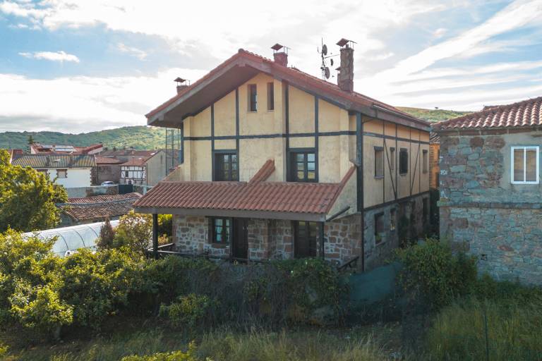 Casa Rural De Cabrera: Mountain Views, Private Terrace & Wi-Fi in Burgos