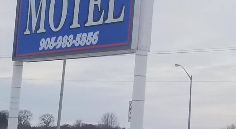 Twin Oaks Motel