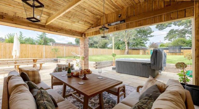 Beautiful vacation home with jacuzzi | Pet-friendly — photo 5