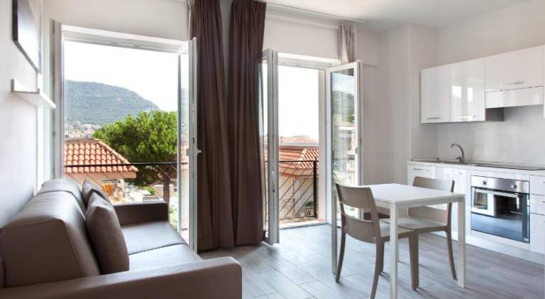 Serviced apartment with garden, pool & patio — photo 3