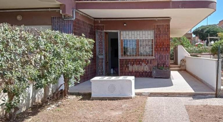 House with 2 rooms for 4 persons in Pomezia