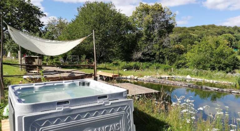 House with hot tub & pool in Gueret