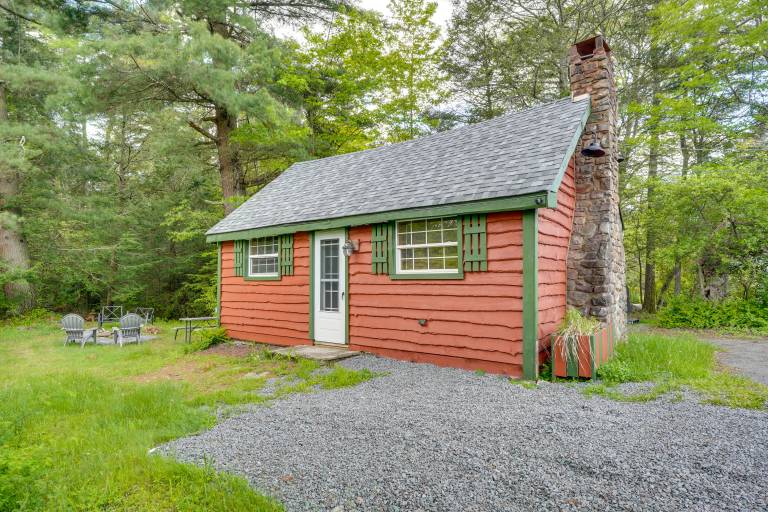 Pocono Couple's Getaway! Cute Cabin on 8 Acres in Lake Harmony, PA