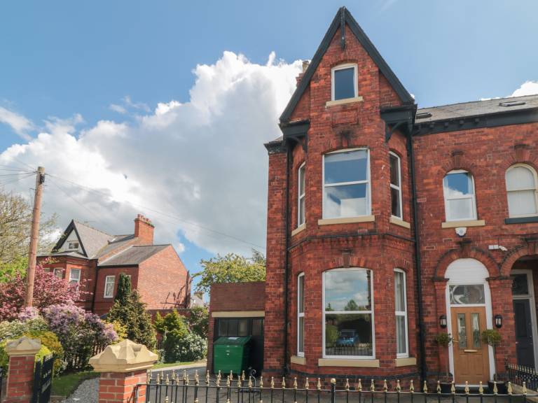 Cottage with jacuzzi & garden | Beach view in Bridlington