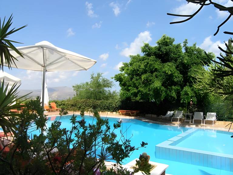 Serviced apartment with terrace, garden & pool in Apokoronas