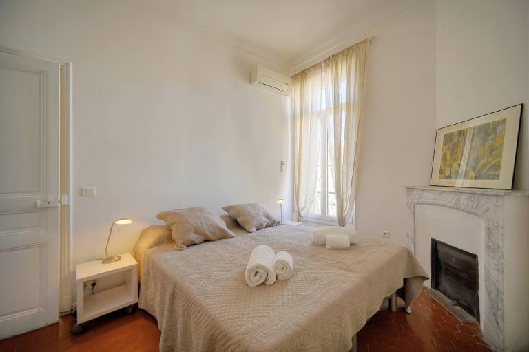 Holiday apartment with yard | City view — photo 5