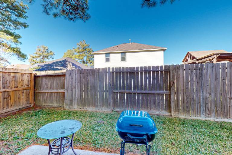 3 Mi to Downtown Conroe: Updated Townhome w/ Yard — photo 2