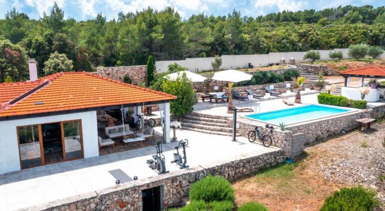Villa with pool in Jelsa