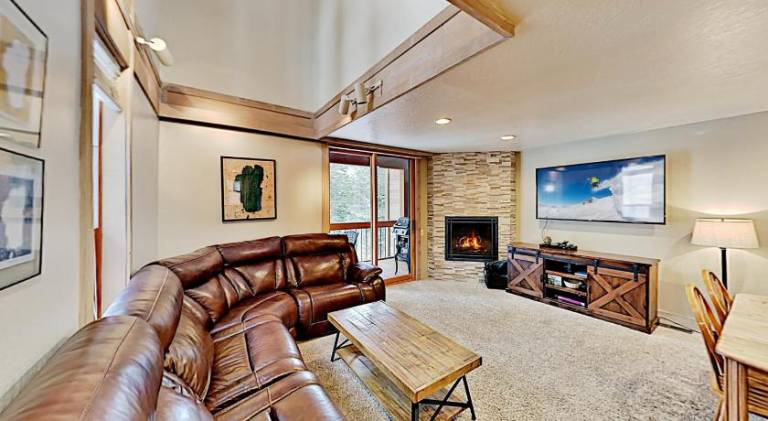 Lovely holiday apartment with pool & hot tub | Pets are welcome in Truckee, CA