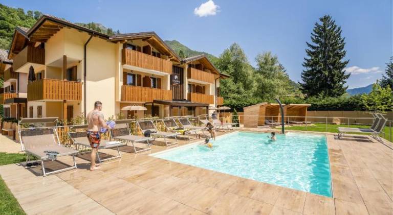 Serviced apartment with pool, patio & barbeque — photo 4