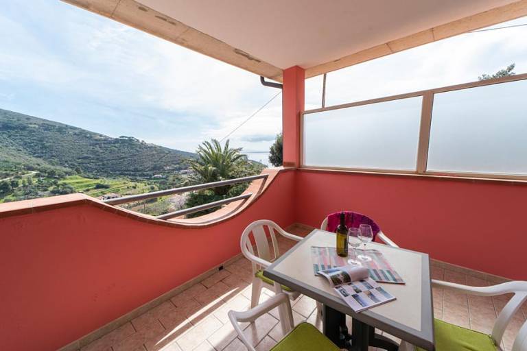 Rental apartment with patio in Capoliveri