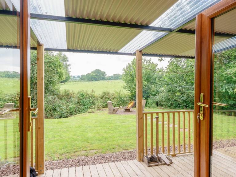 Cottage with yard, patio & barbecue — photo 3