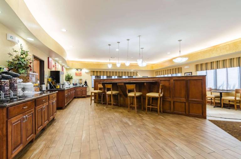 Comfort Suites Salina South — photo 3