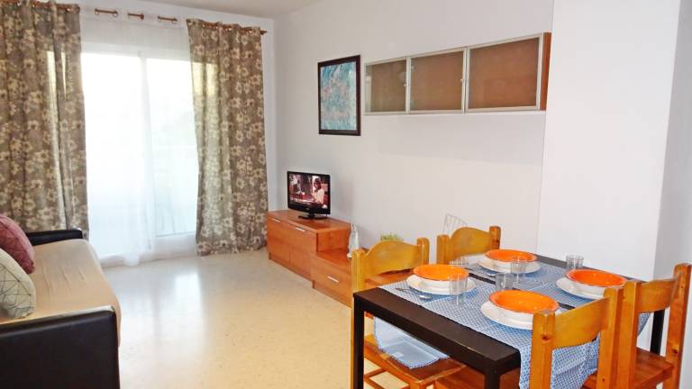 Holiday apartment with terrace, pool & garden — photo 4