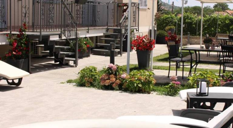 Vacation home with jacuzzi, patio & barbeque — photo 5