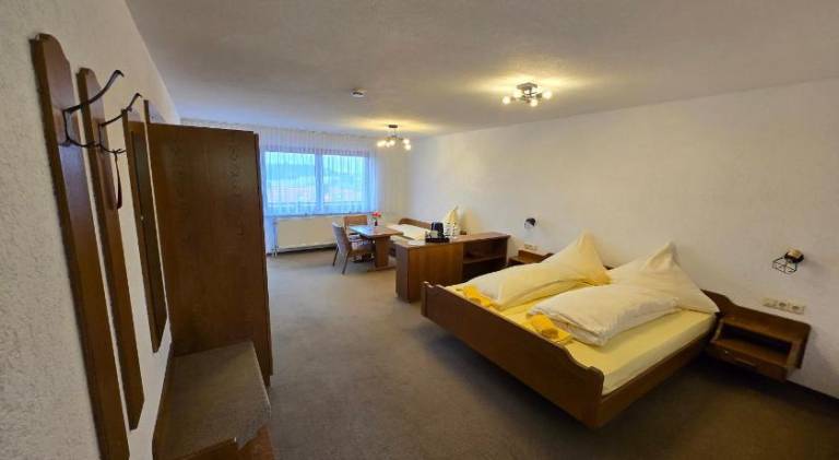 Pension Hauber - Kirschtortenzimmer mit Balkon in Bad Saeckingen