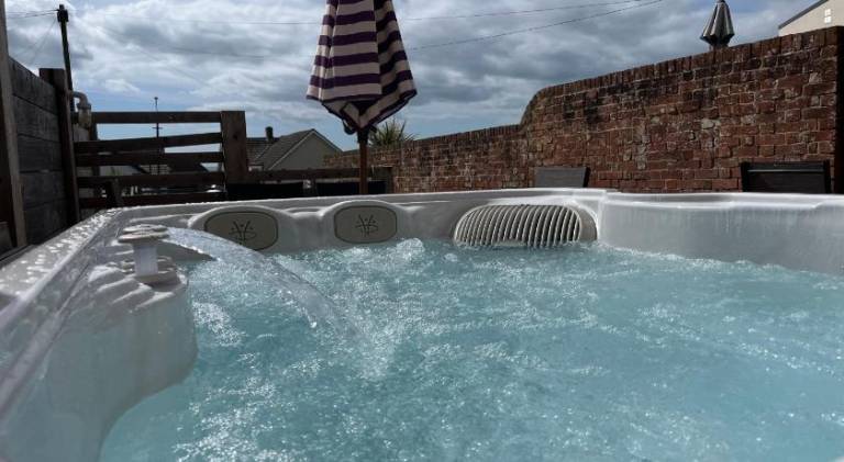 House with jacuzzi — photo 4