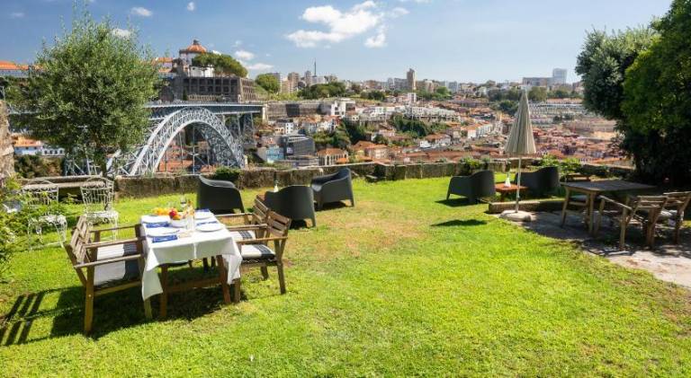 Rental apartment with garden & terrace | Next to Dom Luís I Bridge in Porto