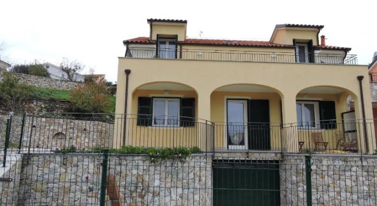 Holiday apartment with patio & yard — photo 4