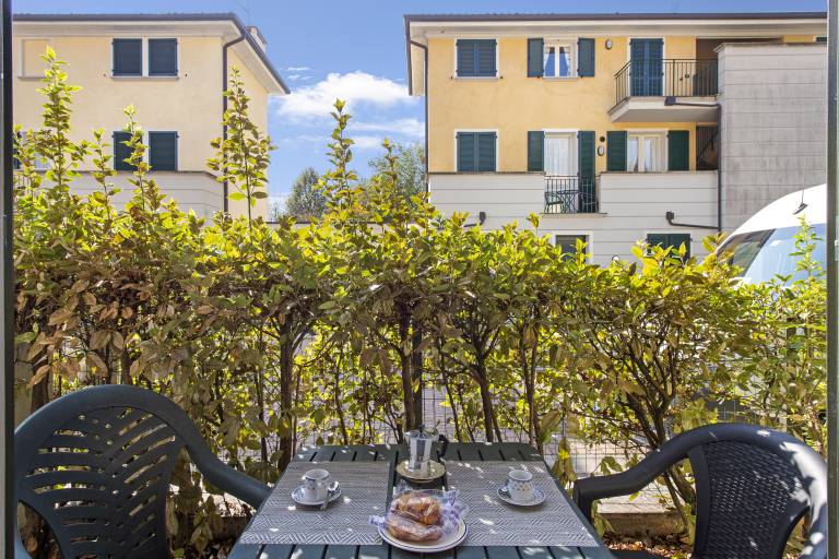 Children-friendly charming apartment with yard, BBQ & terrace | Mountain view | Next to the beach | Dogs allowed in Porlezza