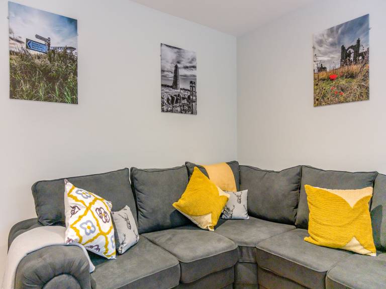 Cottage with yard — photo 4
